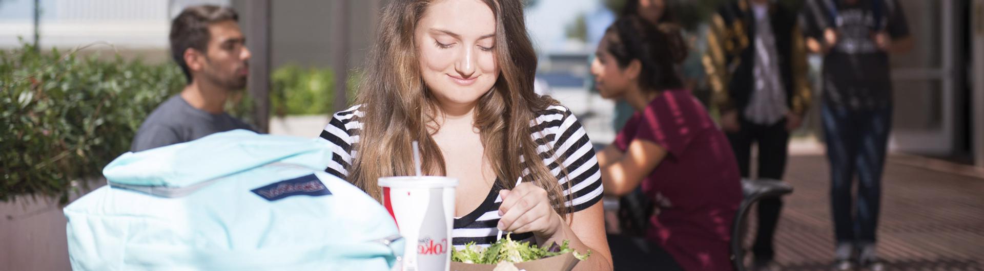 girl eating lunch
