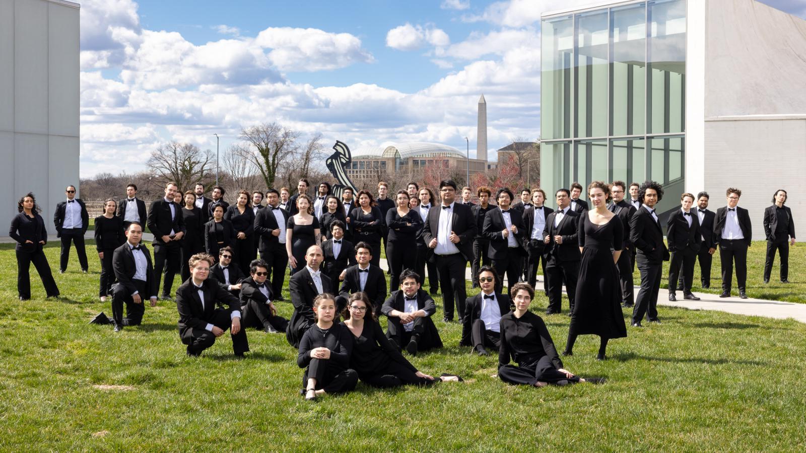 CSULB风交响乐团的成员们在华盛顿的草坪上摆姿势.C.