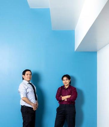 2024年太阳石创新挑战赛的获胜者斯泰西和安东尼奥·阿尔瓦拉多站在蓝色的墙前
